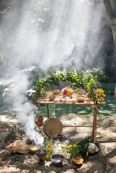 Altar maya con ofrendas para realizar una ceremonia de boda maya en cenote.