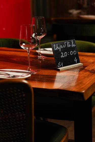 Open table with a reservation card at Steakarar.