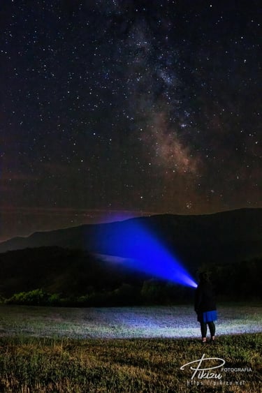 Chica iluminando la Vía Láctea