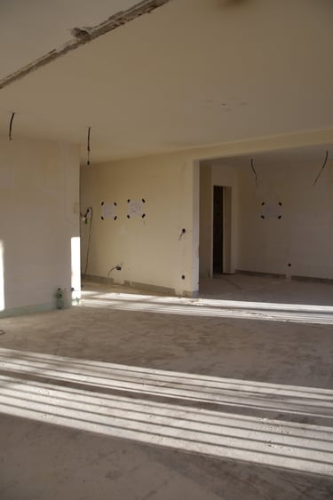 Espace cuisine et salon en cours de chantier dans un appartement en rénovation intérieure