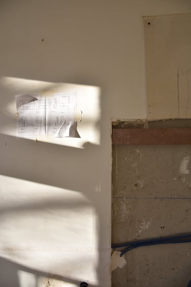 Mur technique de cuisine en chantier avec réseaux électriques lors d’une rénovation intérieure