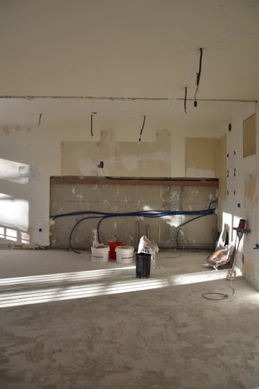 Zone cuisine en phase de travaux lors d’une rénovation intérieure haut de gamme à Paris