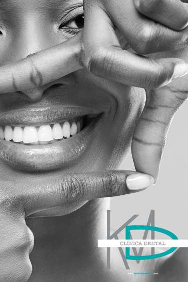 Mujer sonriente mostrando dientes blancos en fotografía en blanco y negro, con logo de KMD Clíni