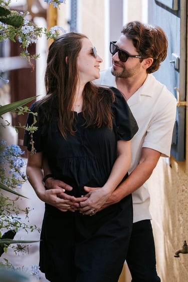 couple posant en touchant le ventre rond de la future maman
