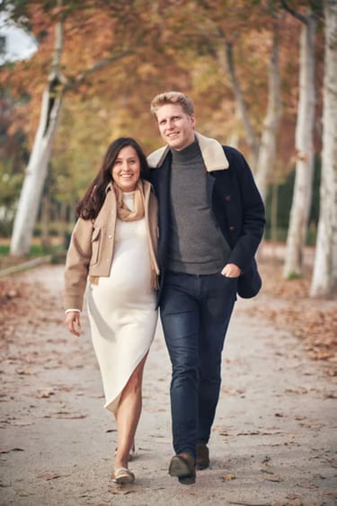 couple marchant main dans la main 