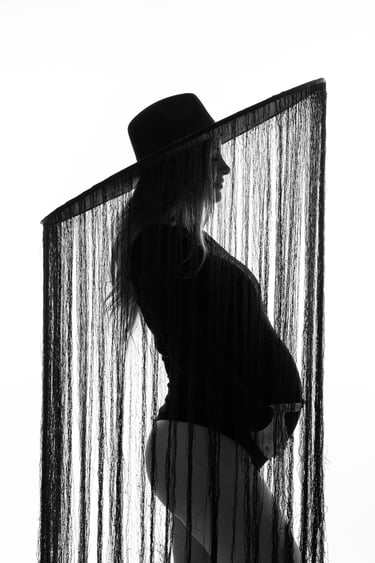 Ședință foto maternitate Oradea – siluetă artistică de graviduță la fereastră, fotografie minimalist