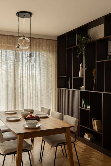 Fotografia wnętrz vintage: jadalnia, ciemne drewno i lniane zasłony.