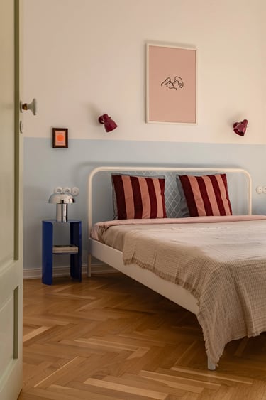 Fotografia wnętrz: sypialnia w kamienicy, symetria i styl vintage.