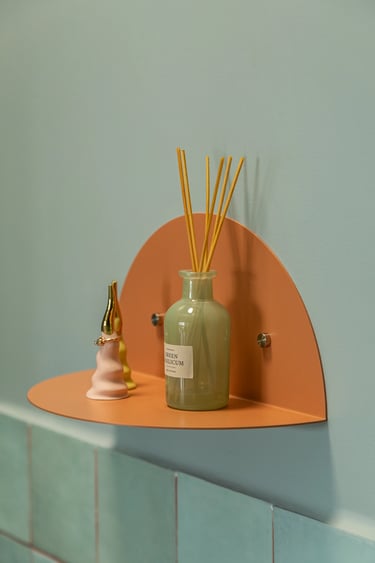 Stylizacja łazienki: dekoracje na półce i pastelowe kolory.