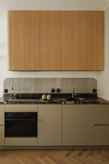 Fotografia wnętrz: projekt kuchni z dębowymi i szałwiowymi frontami. Estetyka i funkcjonalność.