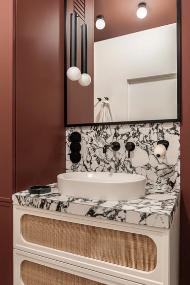 Fotografia detalu: marmur, rattan i armatura w łazience vintage.