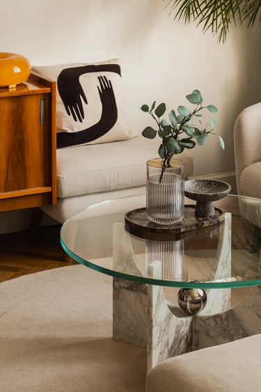 Szklany stolik na marmurowej podstawie i komoda PRL.