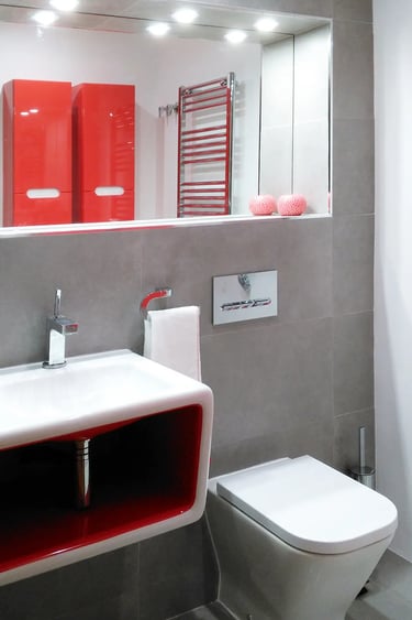 Reforma de baño en tonos rojos, realizado por los mejores interioristas de Valencia