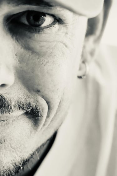 Photo en noir et blanc de la moitié du visage de Dimitri Desrues