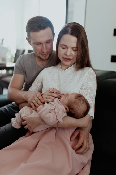 Noworodek w domu trzymany przez rodziców