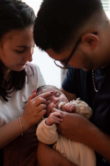 des parents portant et caressant leur bébé
