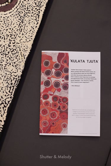 Eine Broschüre für eine Ausstellung über die Ureinwohner Australiens in der australischen Botschaft