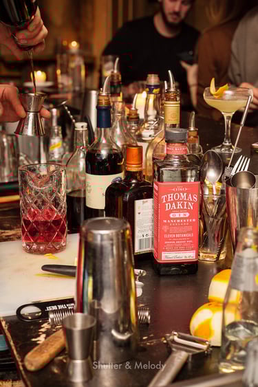 Eine Thomas-Dakin-Flasche zwischen anderen Flaschen in einer Bar.