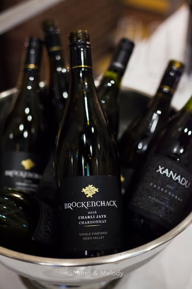 Flaschen mit australischem Wein in einem Eiskübel.