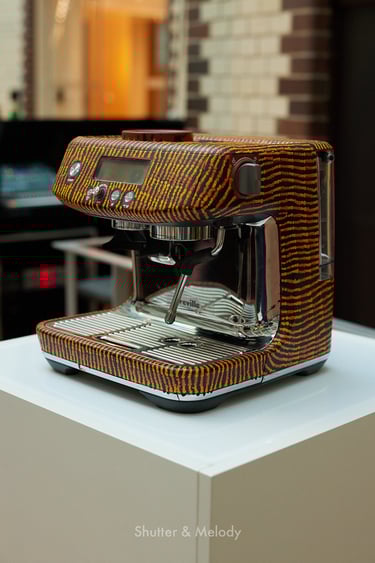 Ein Kaffeemarker mit dekorativer Kunst der Aborigines.