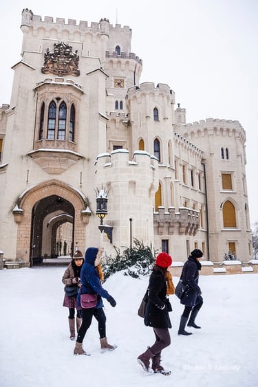 Besucher vor dem Schloss Schluboká in der Tschechischen Republik.