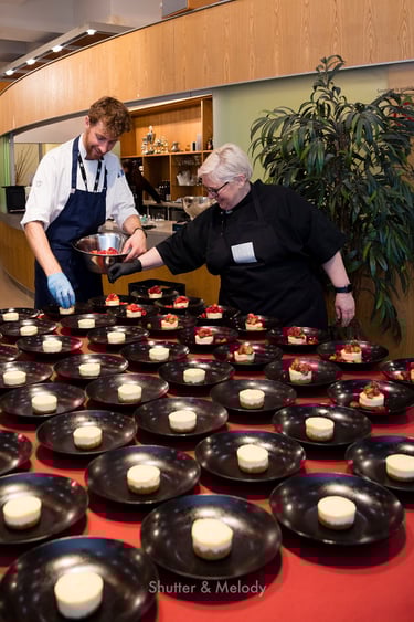 Jane Ingrid und Adam Davidson beim Verzieren von Käsekuchen.