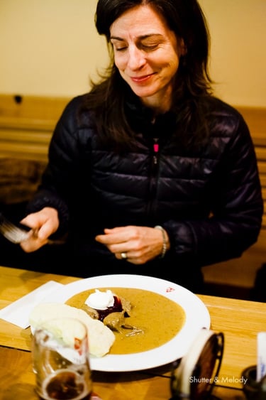Eine Frau, die in einem tschechischen Restaurant eine Svíčková essen will.