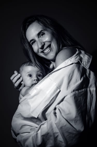 "Un retrato de familia en blanco y negro, madre con su bebé en brazos"