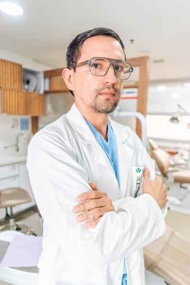 experto en implantes dentales extraccion de cordales
