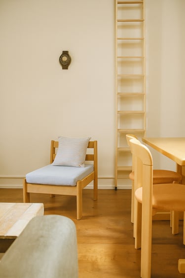 Duplex in Pau with mezzanine, ladder and designer furniture