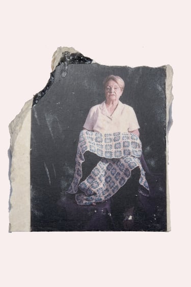 madre, retrato mediante transferencia fotográfica sobre mármol a partir de fotografía analógica