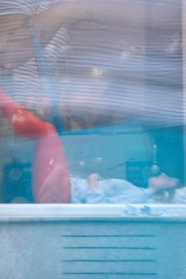 Fotografía de performance de Mireia Martínez (@mireiamartinez_actriz) sobre vínculos afectivos.