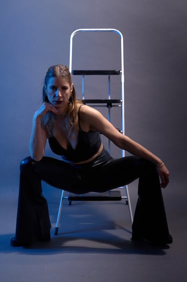 Retratos en estudio de @ariel.vuela que exploran cuerpo, gesto y feminidad contenida.