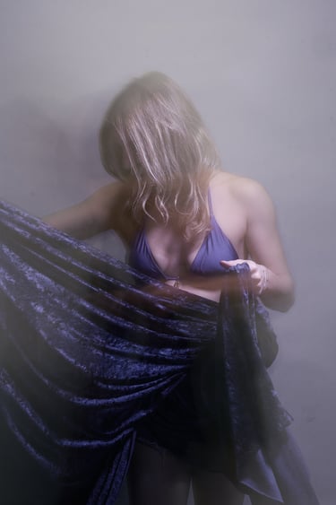 Retratos en estudio de @ariel.vuela que exploran cuerpo, gesto y feminidad contenida.