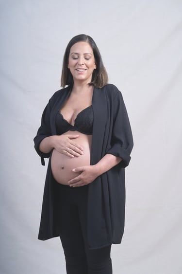 Sesión de retrato de estudio con maquillaje para embarazada, fotografías luminosas