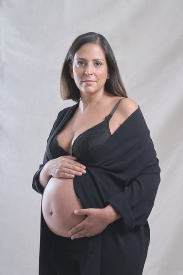 Sesión de retrato de estudio con maquillaje para embarazada, fotografías luminosas