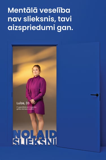 Jauna sieviete stāv atvērtās durvīs. Teksts: Mentālā veselība nav slieksnis, tavi aizspriedumi gan.