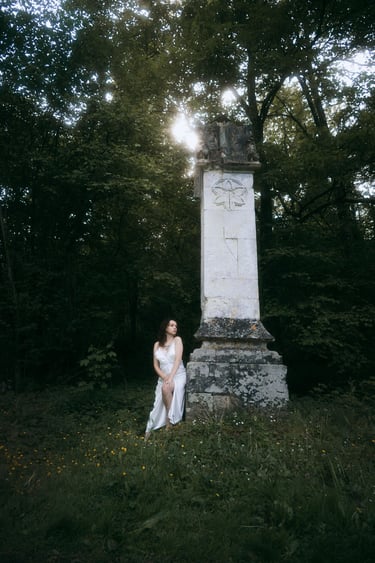 femme avec un pilier médiéval fantasy 