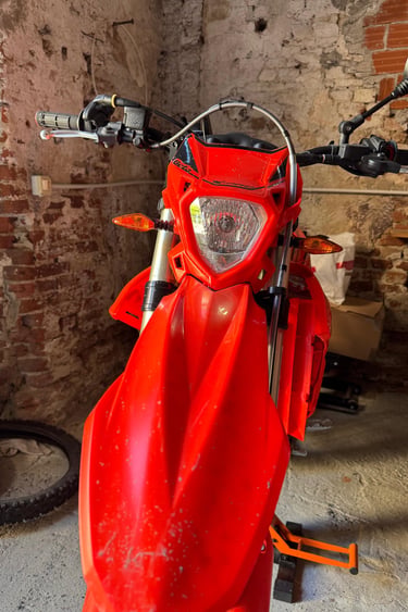 Moto da enduro rossa professionale