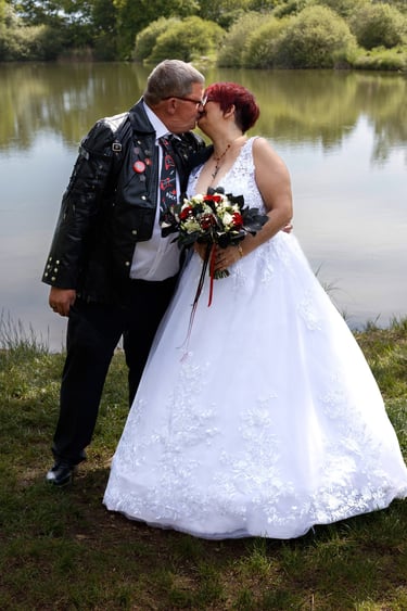 Baiser romantique d'un couple de mariés Rock'n Roll dans un environnement bucolique
