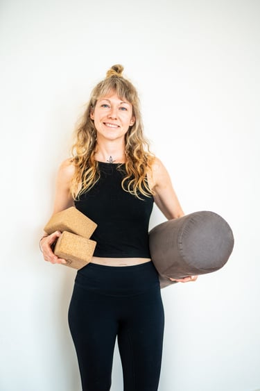 Foto Yogalehrerin mit Block und Bolster