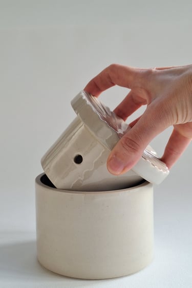 beurrier à eau en grès artisanal réalisé à la main par Agapé Céramiques à Anglet