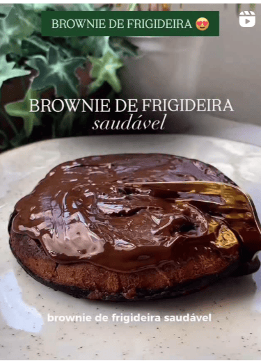 Brownie de frigideira saudável com cobertura cremosa de chocolate derretido, em prato branco