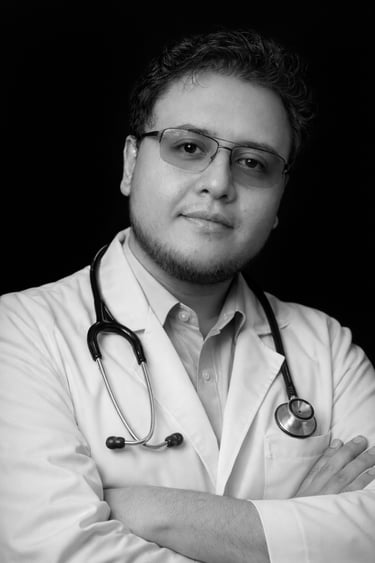 Medico profesional usando una bata y un estetoscopio en un retrato blanco y negro