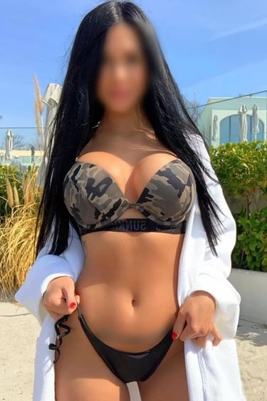 una mujer en bikini y una túnica blanca