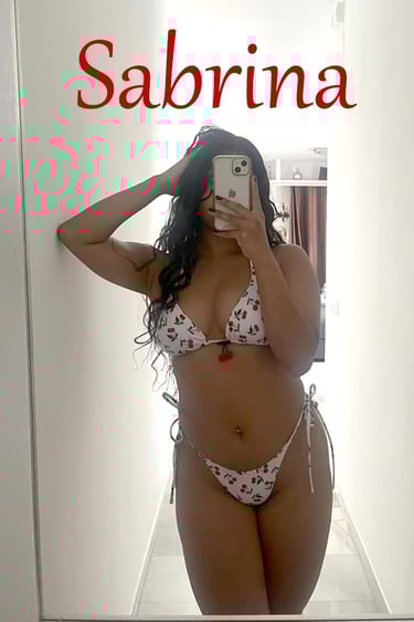 Sabrina escort en bikini haciendo un selfie