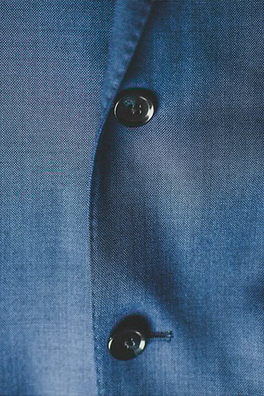 Nahaufnahme eines blauen Anzugs für den Bräutigam.