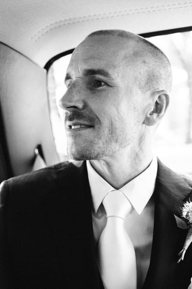 Kopfschuss eines Bräutigams in einem Auto.