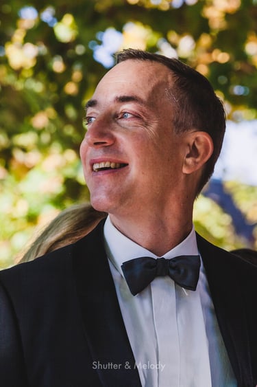 Porträt eines lächelnden Bräutigams.