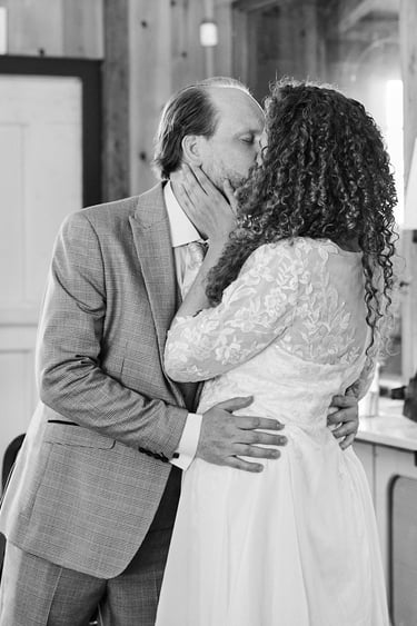 Braut und Bräutigam küssen sich zum ersten Mal als Mann und Frau.